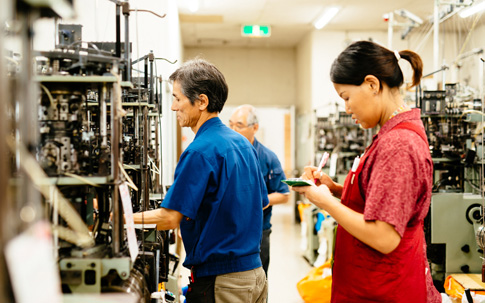 その編み目の小ささからもわかるように、繊細な編み物である靴下。機械で靴下を編み立てられていくなか、職人さんたちは編み上がりの確認や、機械の調整に余念なく、絶えず動き回ります。