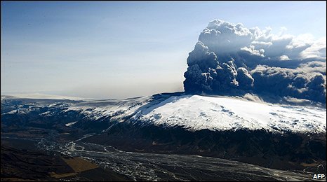 Eyjafjallajokull volcano in Iceland (16 April 2010)