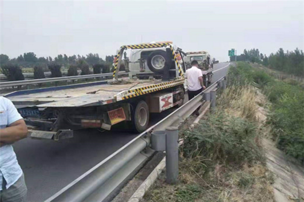 汽车道路救援认真