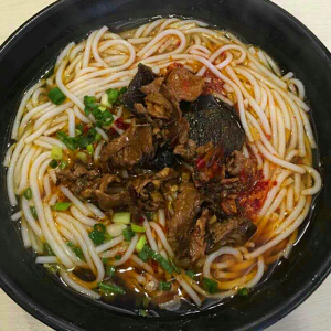 何记牛肉粉拌粉