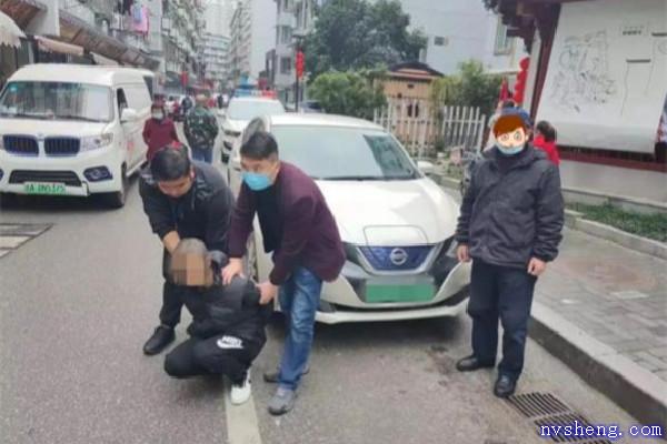 乘客是逃犯司机免提接到警察电话 遇见逃犯怎么办