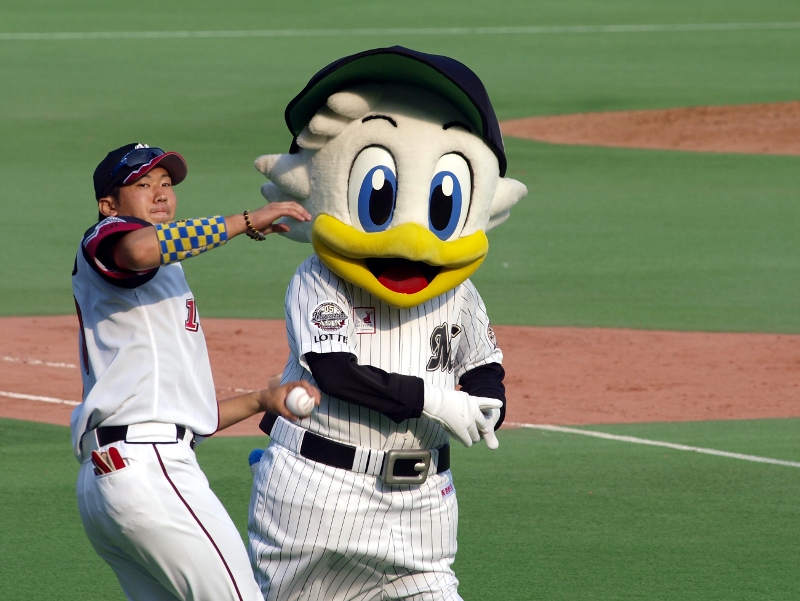 Ohmatsu throws balls into the fans after his hero interview