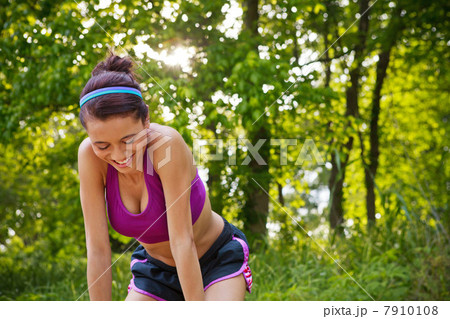 Young woman bending forwards 7910108