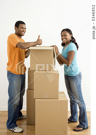 Couple packing boxes. 3346952