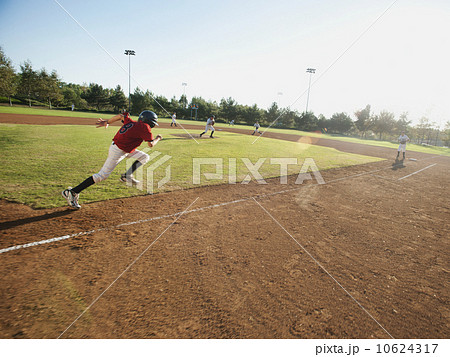 USA, California, little league baseball team (10-11) during baseball match 10624317