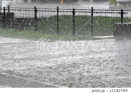 水飛沫を激しく飛び散らせて降る集中豪雨 12282564