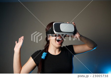 Woman using the virtual reality headset 23005738