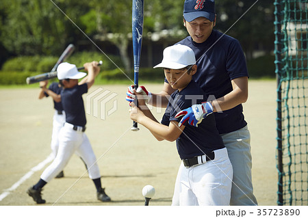 少年野球　バッティングの練習をする男の子　ポートレート 35723890