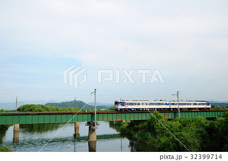 三面川の鉄橋を渡るキハ47羽越線普通列車 32399714