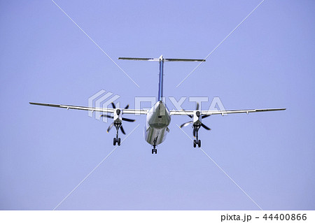 着陸する飛行機 ボンバルディアDHC8-Q400 44400866