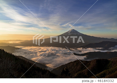 朝の新道峠より雲海の富士山 46184332