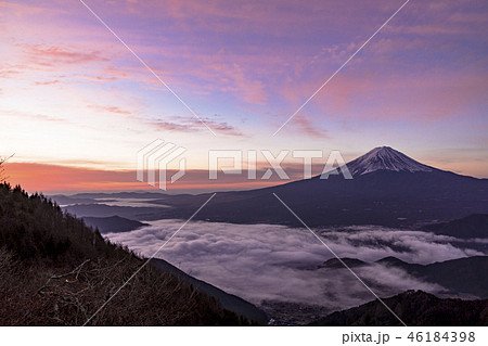 朝の新道峠より富士山 46184398