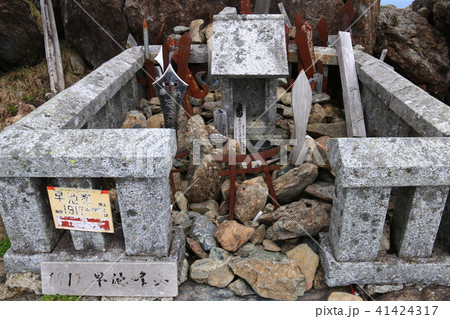 早池峰山山頂　早池峰神社　逆鉾と祠 41424317