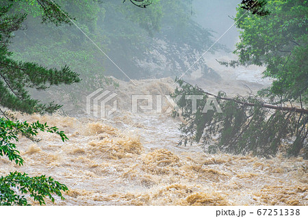 濁流　大雨の後の川　【長野県】 67251338