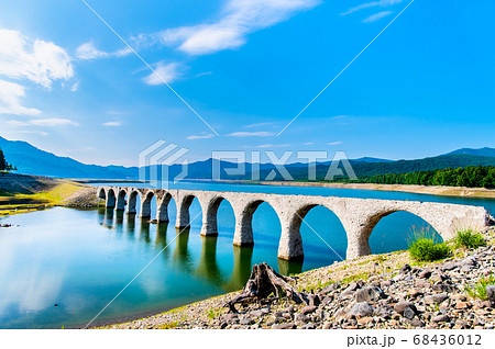 北海道上士幌町　タウシュベツ川橋梁の夏の風景 68436012