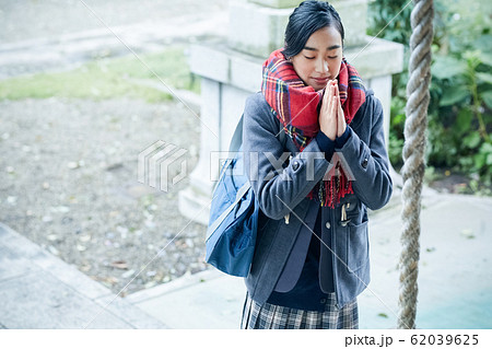 神社でお参りする高校生 62039625