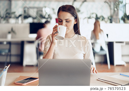 Young attractive businesswoman working on laptop in office 76570523