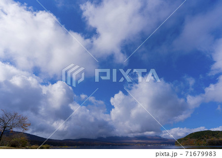 富士山麓周辺の流れる雲 71679983