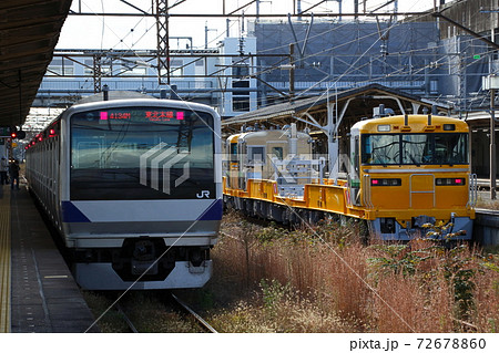 宇都宮線で試運転するキヤE195系（定尺レール輸送車） 72678860