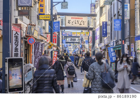 戸越銀座　買い物客で賑わう商店街　東京都品川区 86189190