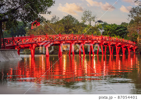 Hanoi Red Bridge at night. The wooden red-painted bridge over the Hoan Kiem Lake connects the shore and the Jade Island on which Ngoc Son Temple stands 87054401