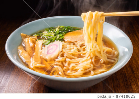 しょうゆラーメンの麺を持ち上げる 87418625