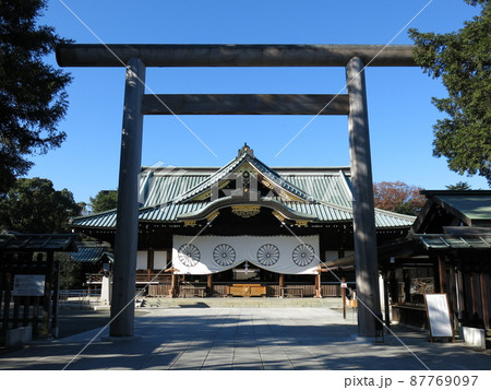 東京九段の靖国神社（中門鳥居・拝殿） 87769097