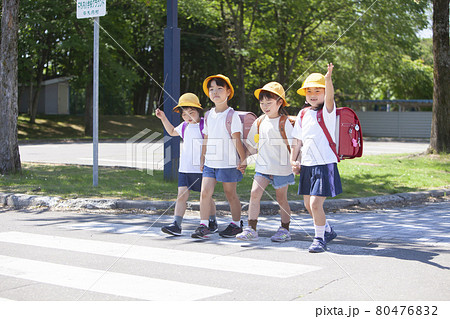 ランドセルを背負って通学する小学生 80476832