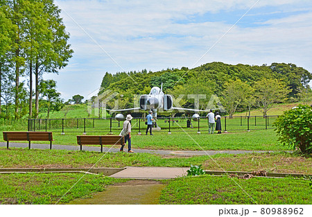 福岡県築上町メタセの杜に展示された戦闘機を見学する人物 80988962