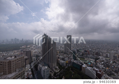 《東京都》台風接近の東京・悪天候の都市風景 94630369