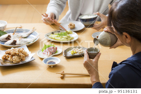 晩酌　家飲み　日本酒を飲む　自宅で晩酌する日本人 95136131