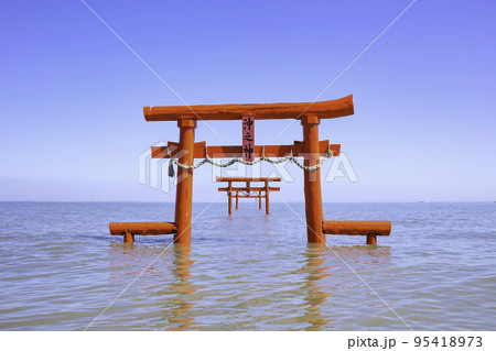 有明海の神秘的な風景　大魚神社の海中鳥居　（佐賀県） 95418973