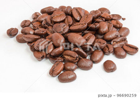 coffee beans isolated on a white background 96690259