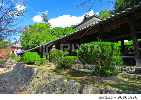 【岡山県】晴天の吉備津神社の廻廊 96865836