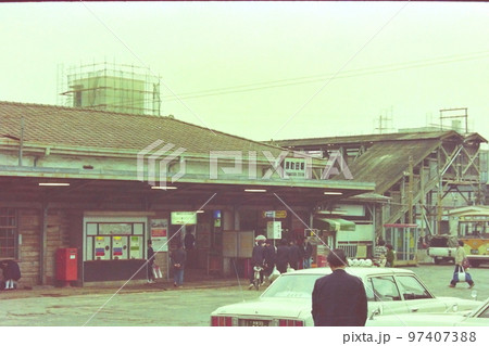 横浜線・原町田（現町田）駅舎、1980年3月6日、移設工事が始まった頃、小田急乗換は急ぎ足で7分 97407388