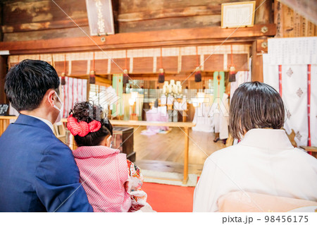 神社でご祈祷している様子 98456175