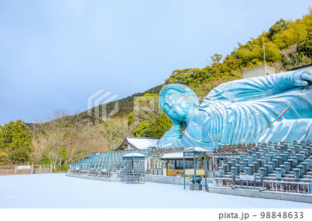 冬の積雪した南蔵院　涅槃像　福岡県篠栗町 98848633