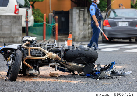 交差点で乗用車と衝突し横転大破したオートバイ 99067918