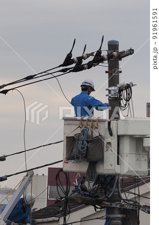 電気設備の高所作業をしている作業員 91961591