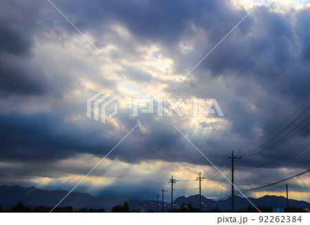 雲から陽射し見える夕暮れ時の風景 92262384