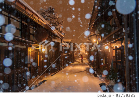 冬の飛騨高山　雪降る古い街並みの夜 92759235