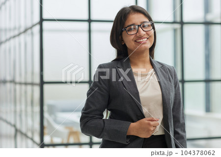 Young confident smiling business woman leader, successful entrepreneur 104378062