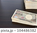 1万円札束と100万円札束 104486382