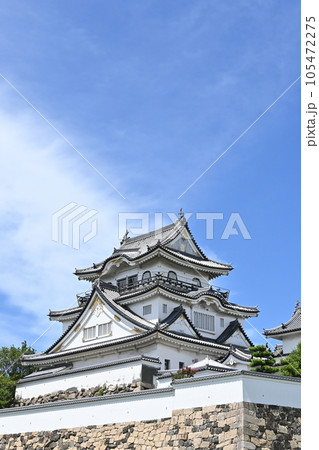 岸和田城の復興天守と晴天の空 105472275