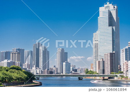 「東京都」タワーマンションのある水辺の都市風景 106061894