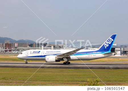 大阪空港に着陸する旅客機・ANA・ボーイング787 106501547