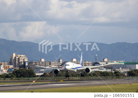 大阪空港に着陸する旅客機・ANA・ボーイング787 106501551