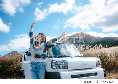 大自然を車で女性一人旅 108637801