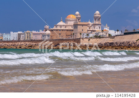 Sandy city beach in Cadiz on a sunny day. 114195428