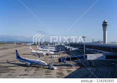 中部国際空港セントレア『スカイデッキ』からの展望・エプロンで駐機する国内線旅客機 114292935